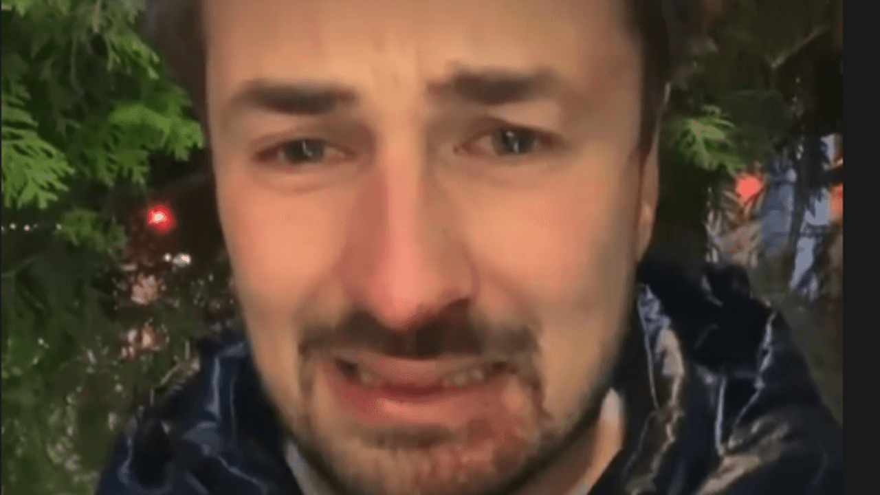 Nicolas Puschmann mit blutverschmiertem Gesicht auf einem Foto vom 2. Dezember 2021.