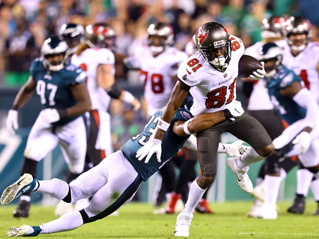 Antonio Brown wird in der NFL von Rodney McLeod getacklet.