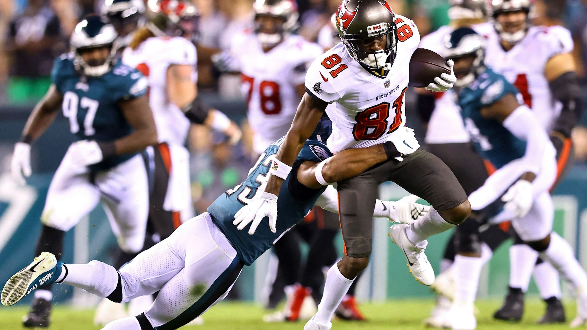 Antonio Brown wird in der NFL von Rodney McLeod getacklet.