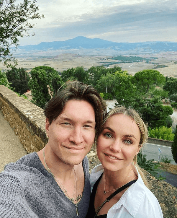 „Let's Dance“-Star Evgeny Vinokurov und seine Frau Nina Bezzubova lächeln auf einem Instagram-Selfie vom 15. September 2021.