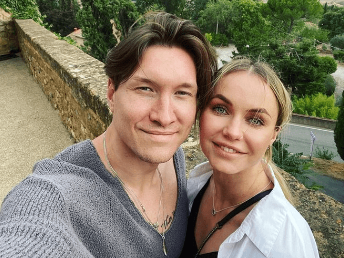 „Let's Dance“-Star Evgeny Vinokurov und seine Frau Nina Bezzubova lächeln auf einem Instagram-Selfie vom 15. September 2021.