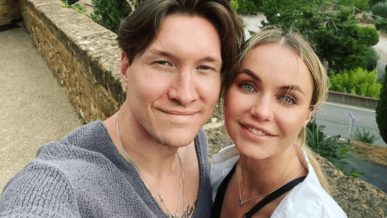 „Let's Dance“-Star Evgeny Vinokurov und seine Frau Nina Bezzubova lächeln auf einem Instagram-Selfie vom 15. September 2021.