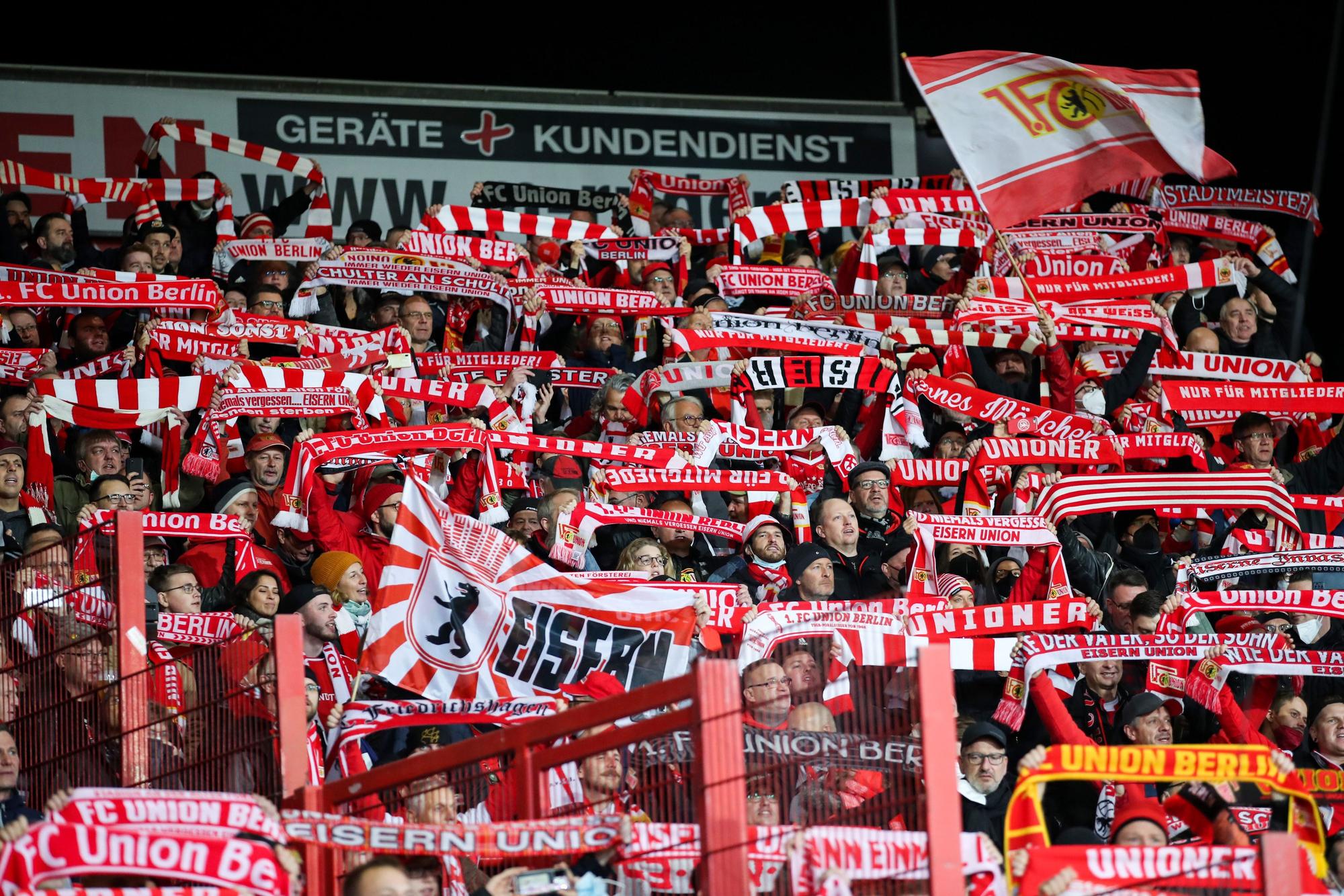 Fans von Union feuern ihr Team von der Tribüne aus an.