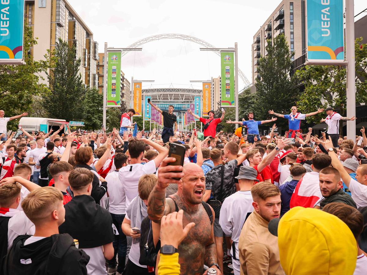 Zahlreiche Fans von England feiern vor dem Stadion im Wembley Park.