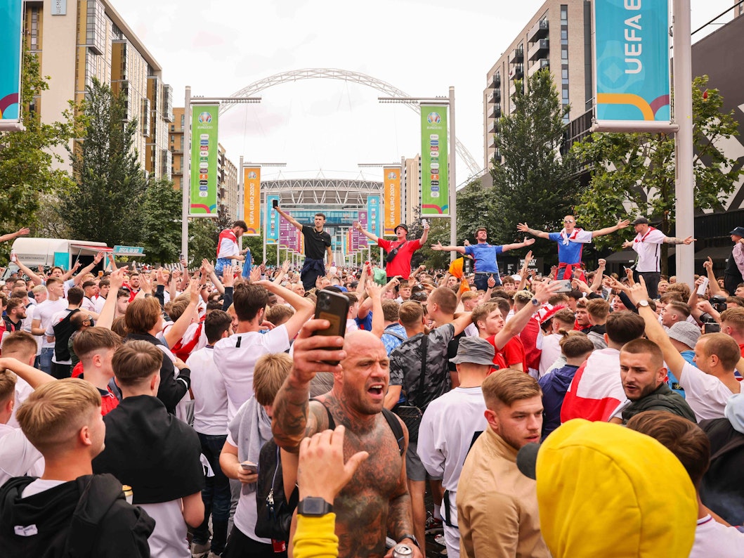 Zahlreiche Fans von England feiern vor dem Stadion im Wembley Park.