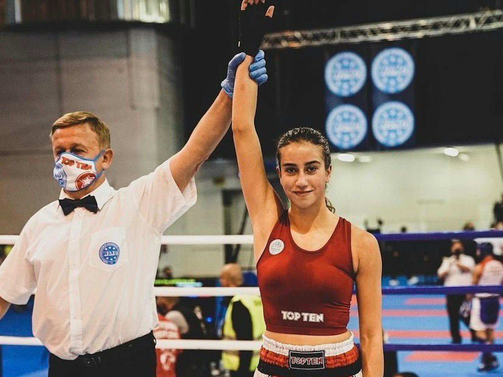 Die Kölner Kickboxerin Sila Roderburg nach einem Sieg im Kampfring.