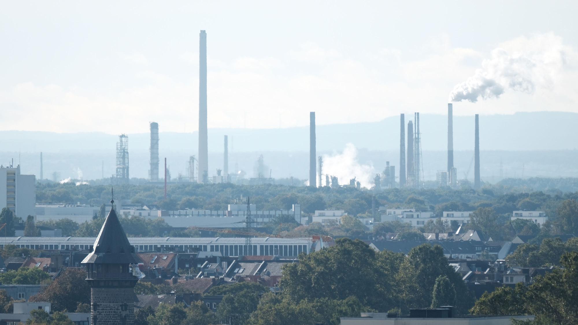 Schornsteine von Shell im Hintergrund.