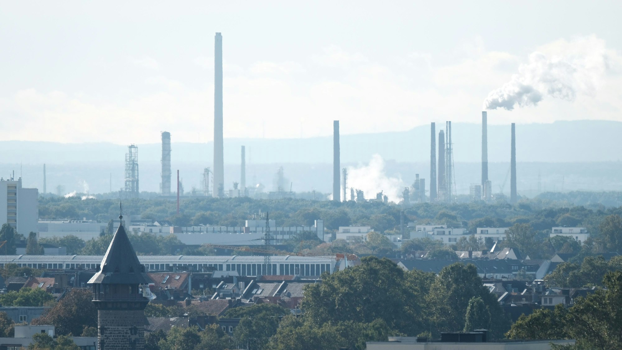 Schornsteine von Shell im Hintergrund.