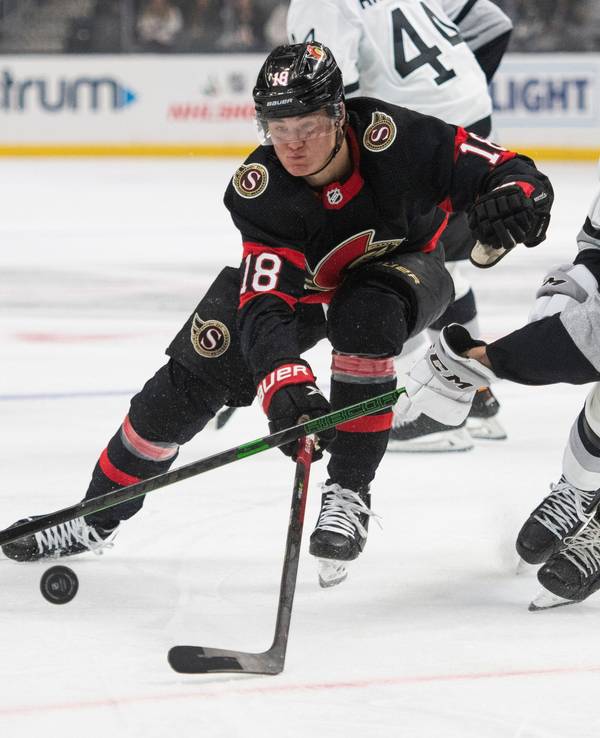 Tim Stützle in der NHL im Duell mit Tobias Björnfot