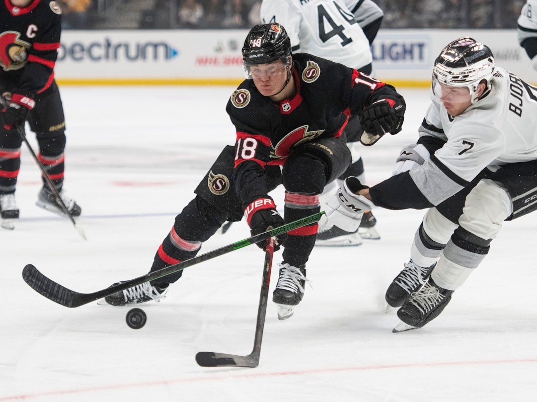 Tim Stützle in der NHL im Duell mit Tobias Björnfot