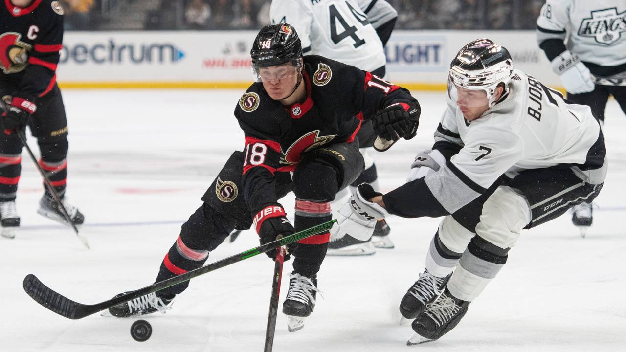Tim Stützle in der NHL im Duell mit Tobias Björnfot