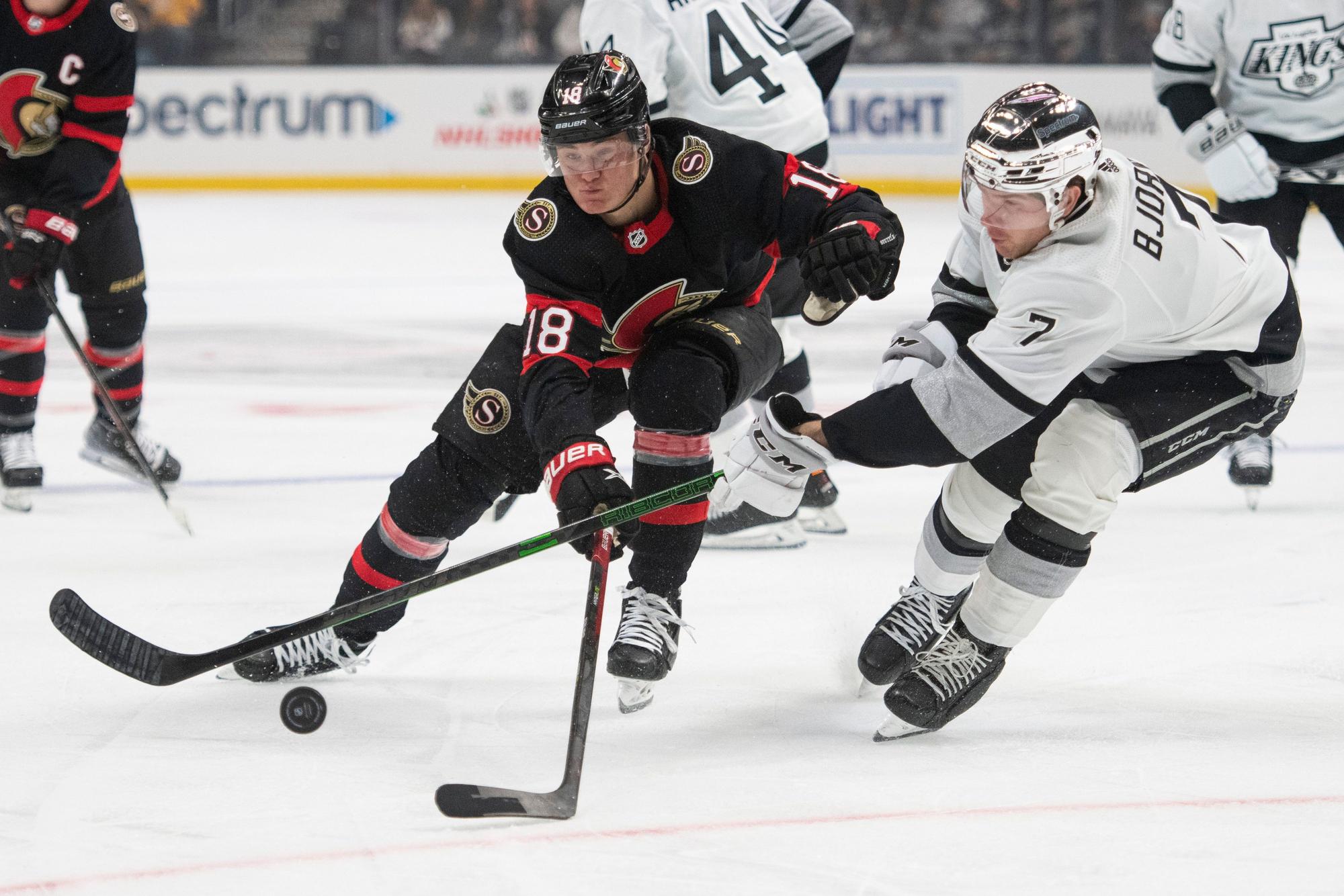 Tim Stützle in der NHL im Duell mit Tobias Björnfot