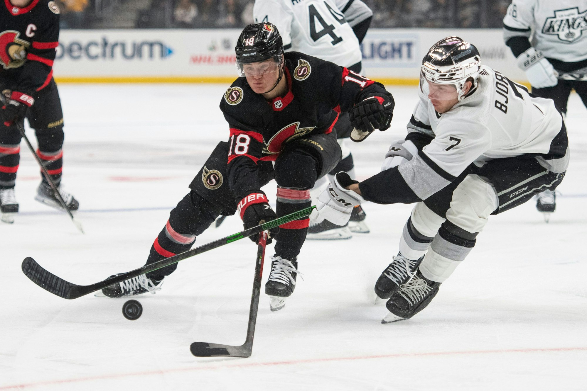 Tim Stützle in der NHL im Duell mit Tobias Björnfot