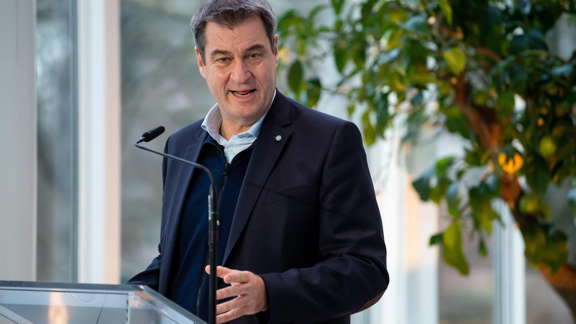 Markus Söder (CSU), Ministerpräsident von Bayern, gibt nach der Videokonferenz der Ministerpräsidenten in der Staatskanzlei ein Pressestatement ab.