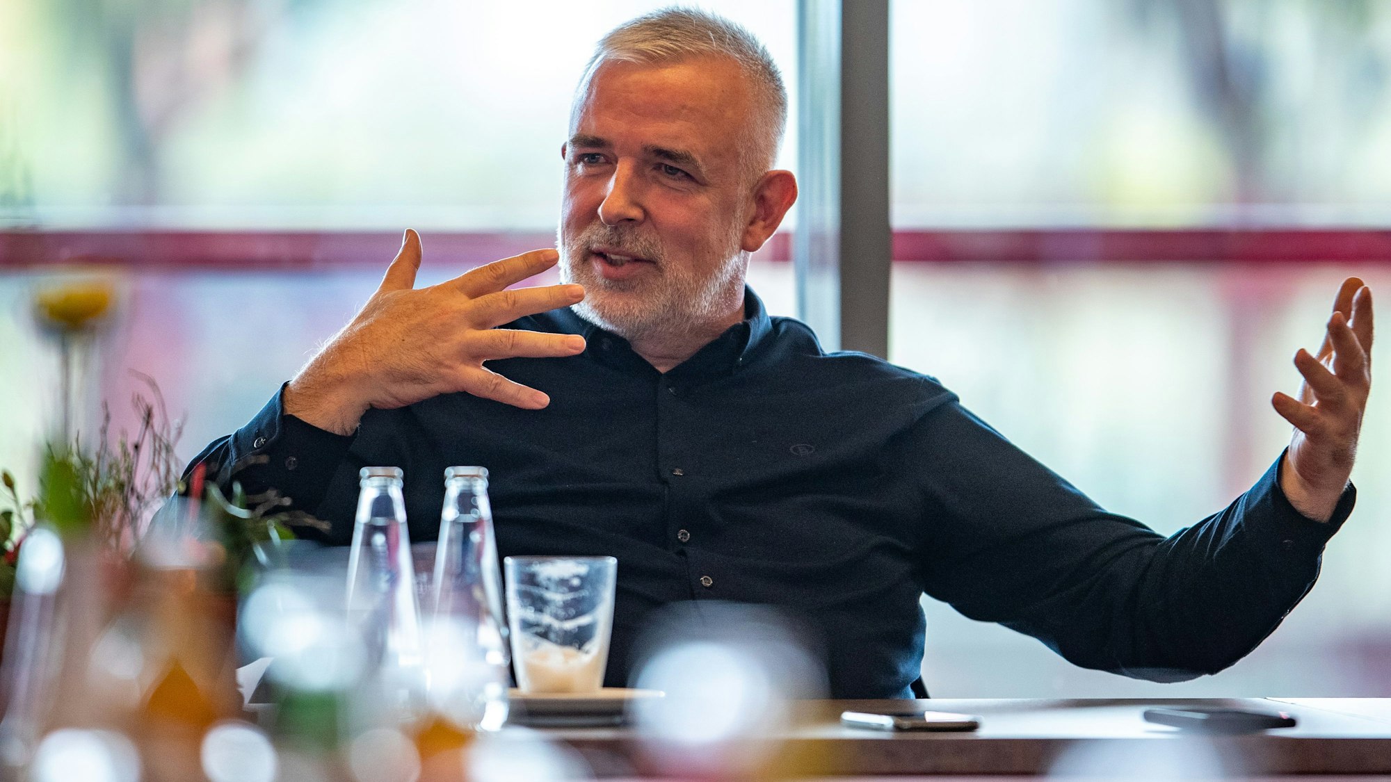 Dirk Zingler, Präsident des Fußball-Bundesligisten 1. FC Union Berlin, spricht in der Pressekonferenz.