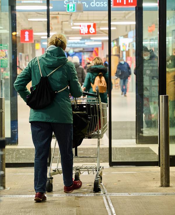 Eine Frau schiebt den Einkaufswagen in einen Supermarkt. Die Inflation hat im November einen Sprung gemacht und erstmals seit rund 29 Jahren wieder die Fünf-Prozent-Marke erreicht. Die Verbraucherpreise erhöhten sich nach vorläufigen Daten des Statistischen Bundesamtes um 5,2 Prozent gegenüber dem Vorjahresmonat. +++ dpa-Bildfunk +++