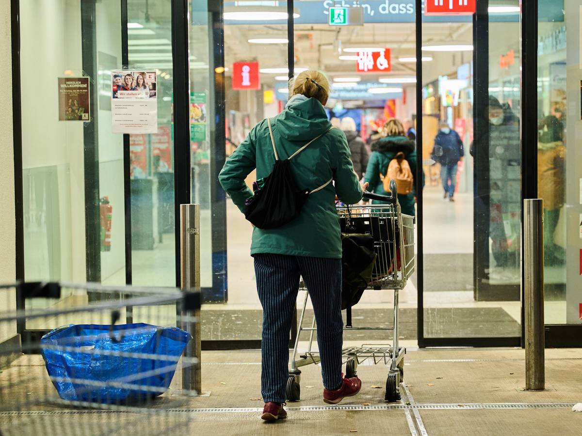 Eine Frau schiebt den Einkaufswagen in einen Supermarkt. Die Inflation hat im November einen Sprung gemacht und erstmals seit rund 29 Jahren wieder die Fünf-Prozent-Marke erreicht. Die Verbraucherpreise erhöhten sich nach vorläufigen Daten des Statistischen Bundesamtes um 5,2 Prozent gegenüber dem Vorjahresmonat. +++ dpa-Bildfunk +++