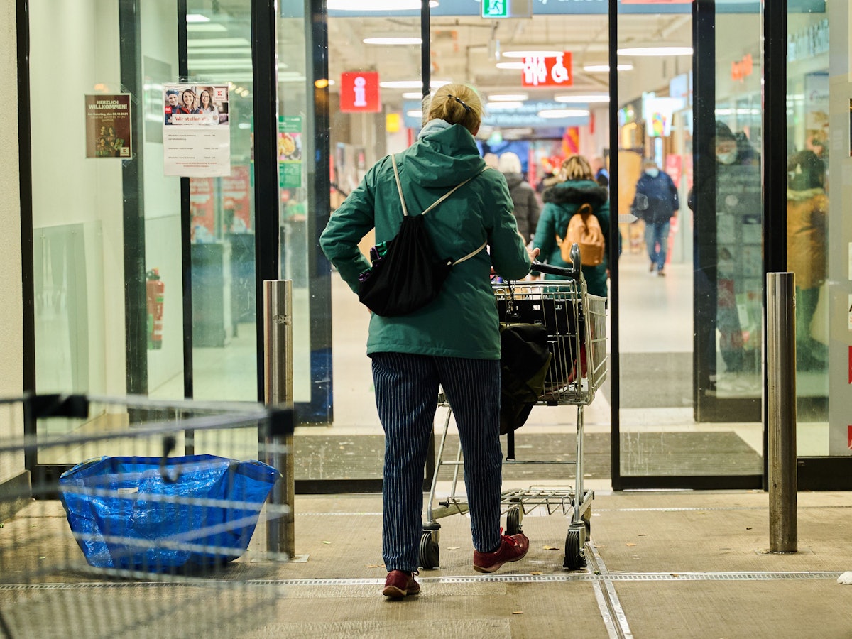 Eine Frau schiebt den Einkaufswagen in einen Supermarkt. Die Inflation hat im November einen Sprung gemacht und erstmals seit rund 29 Jahren wieder die Fünf-Prozent-Marke erreicht. Die Verbraucherpreise erhöhten sich nach vorläufigen Daten des Statistischen Bundesamtes um 5,2 Prozent gegenüber dem Vorjahresmonat. +++ dpa-Bildfunk +++