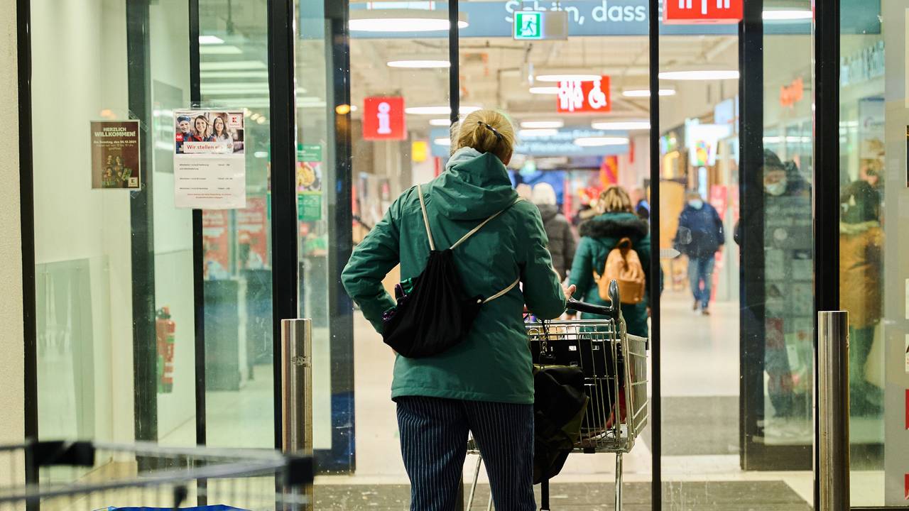 Eine Frau schiebt den Einkaufswagen in einen Supermarkt. Die Inflation hat im November einen Sprung gemacht und erstmals seit rund 29 Jahren wieder die Fünf-Prozent-Marke erreicht. Die Verbraucherpreise erhöhten sich nach vorläufigen Daten des Statistischen Bundesamtes um 5,2 Prozent gegenüber dem Vorjahresmonat. +++ dpa-Bildfunk +++