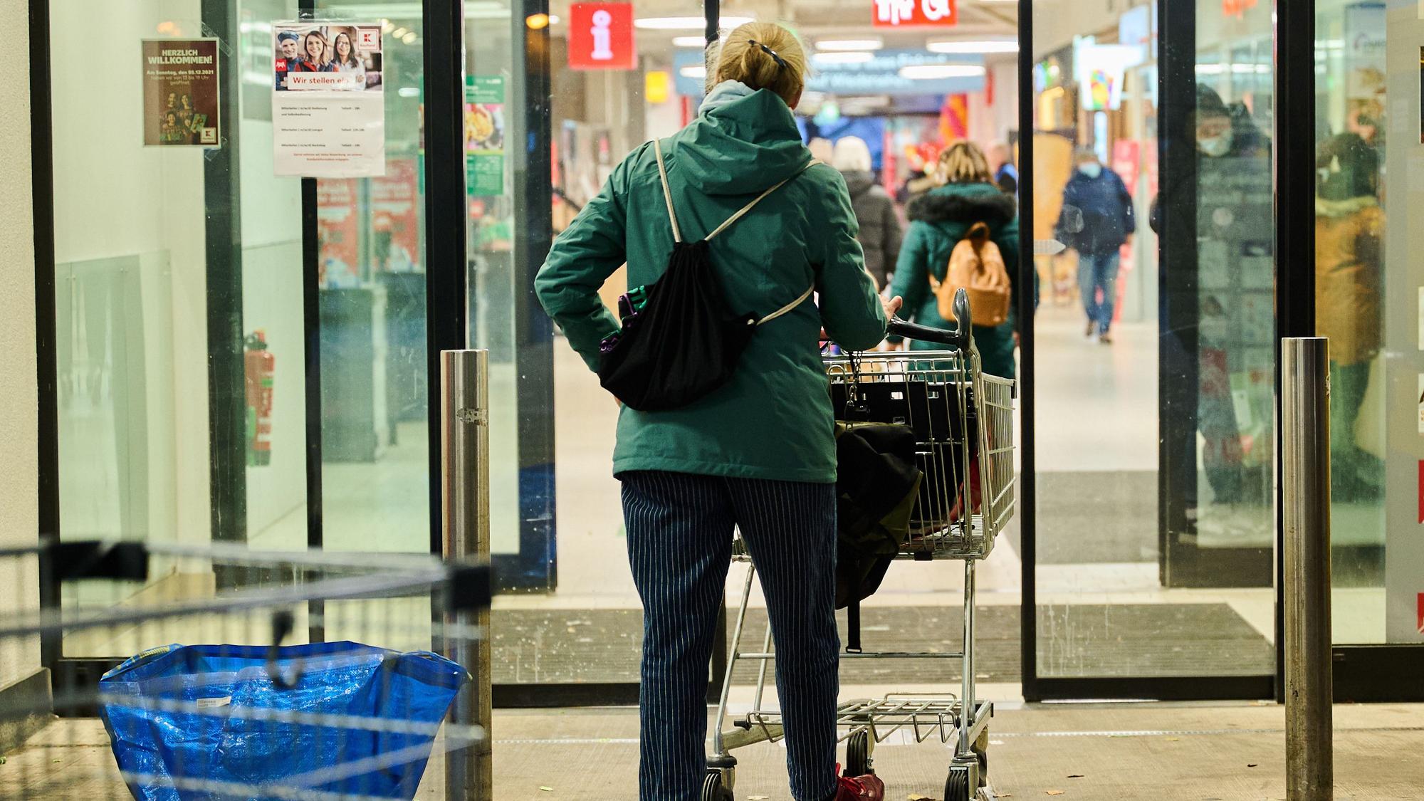 Eine Frau schiebt den Einkaufswagen in einen Supermarkt. Die Inflation hat im November einen Sprung gemacht und erstmals seit rund 29 Jahren wieder die Fünf-Prozent-Marke erreicht. Die Verbraucherpreise erhöhten sich nach vorläufigen Daten des Statistischen Bundesamtes um 5,2 Prozent gegenüber dem Vorjahresmonat. +++ dpa-Bildfunk +++