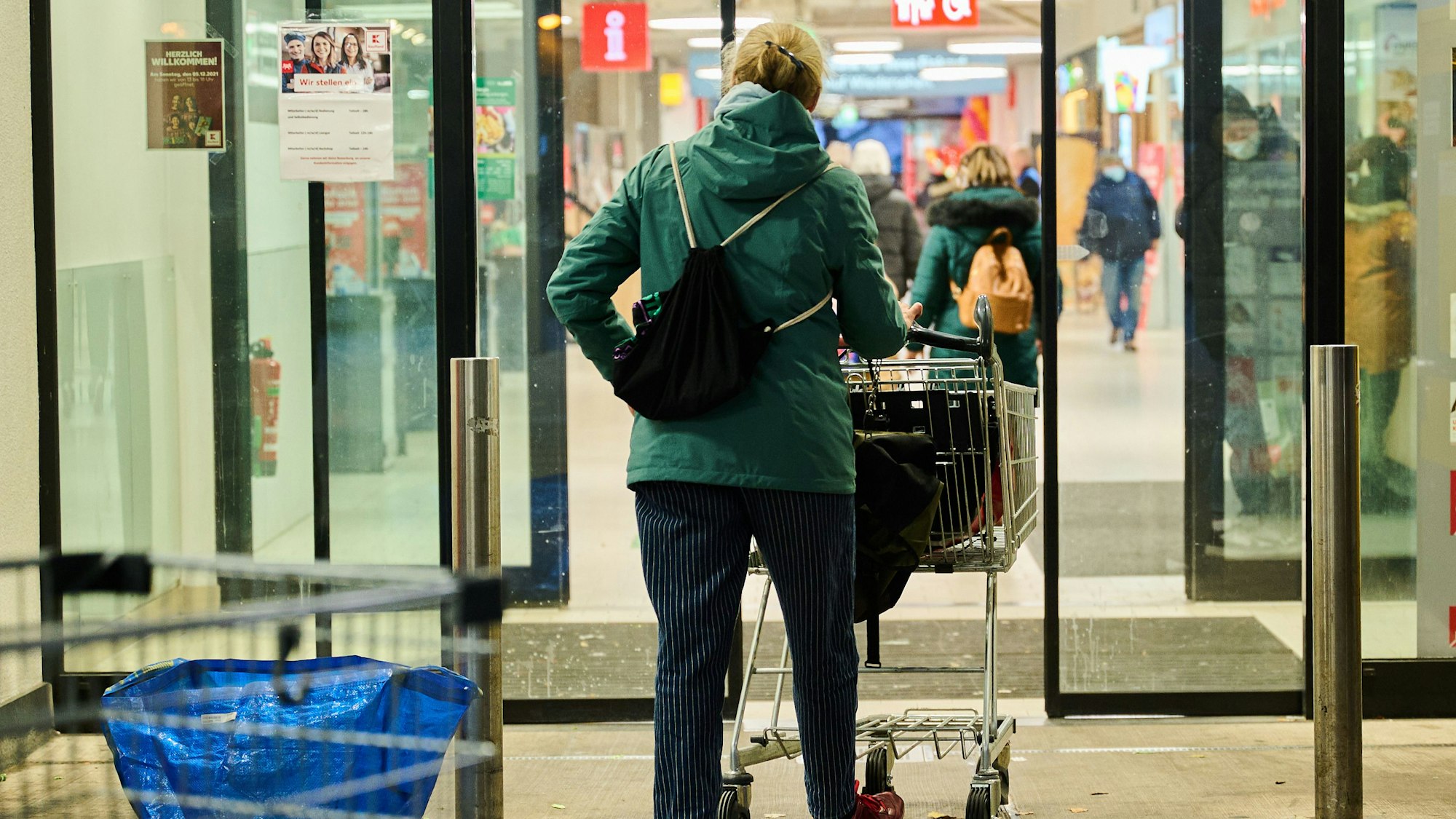 Eine Frau schiebt den Einkaufswagen in einen Supermarkt. Die Inflation hat im November einen Sprung gemacht und erstmals seit rund 29 Jahren wieder die Fünf-Prozent-Marke erreicht. Die Verbraucherpreise erhöhten sich nach vorläufigen Daten des Statistischen Bundesamtes um 5,2 Prozent gegenüber dem Vorjahresmonat. +++ dpa-Bildfunk +++