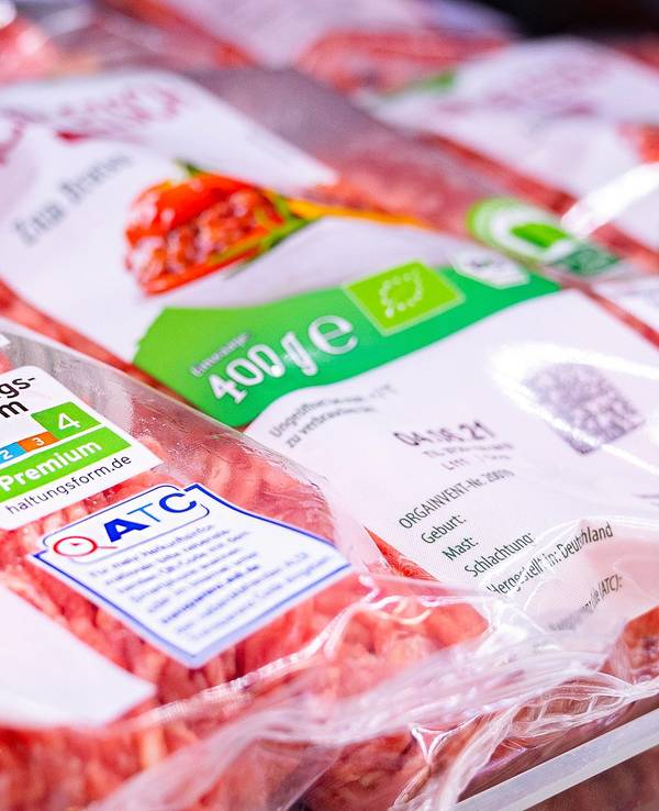 Auf dem Foto sieht man Hackfleisch in seiner Verpackung der Haltungsform vier.