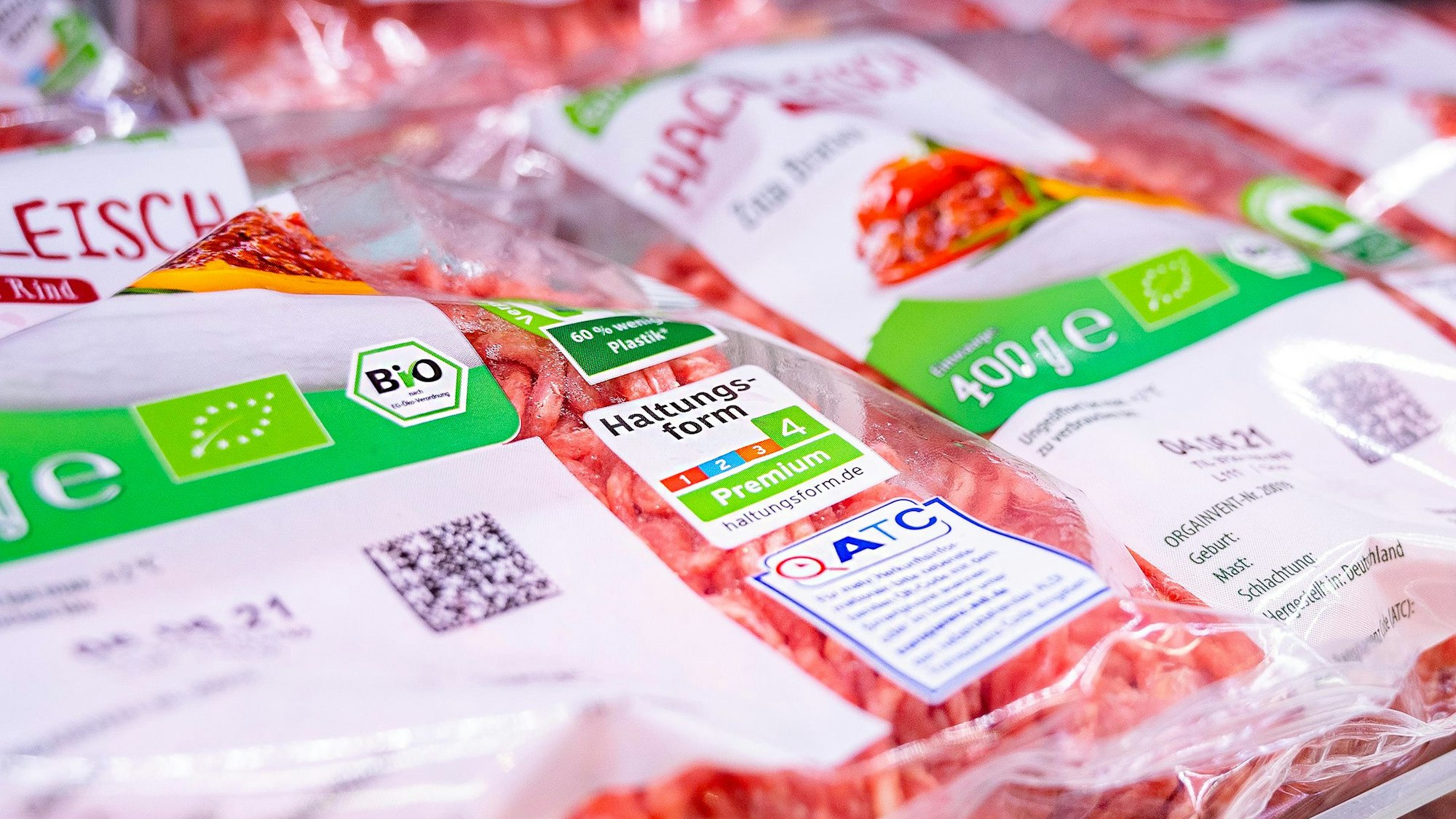 Auf dem Foto sieht man Hackfleisch in seiner Verpackung der Haltungsform vier.