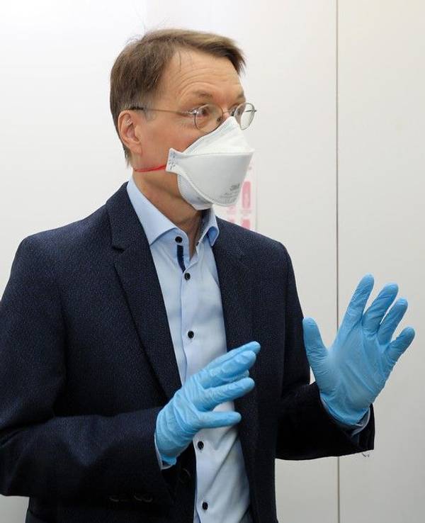Prof. Dr. Karl Lauterbach, hier beim Besuch einer Teststation in der Kölner City im Juni.