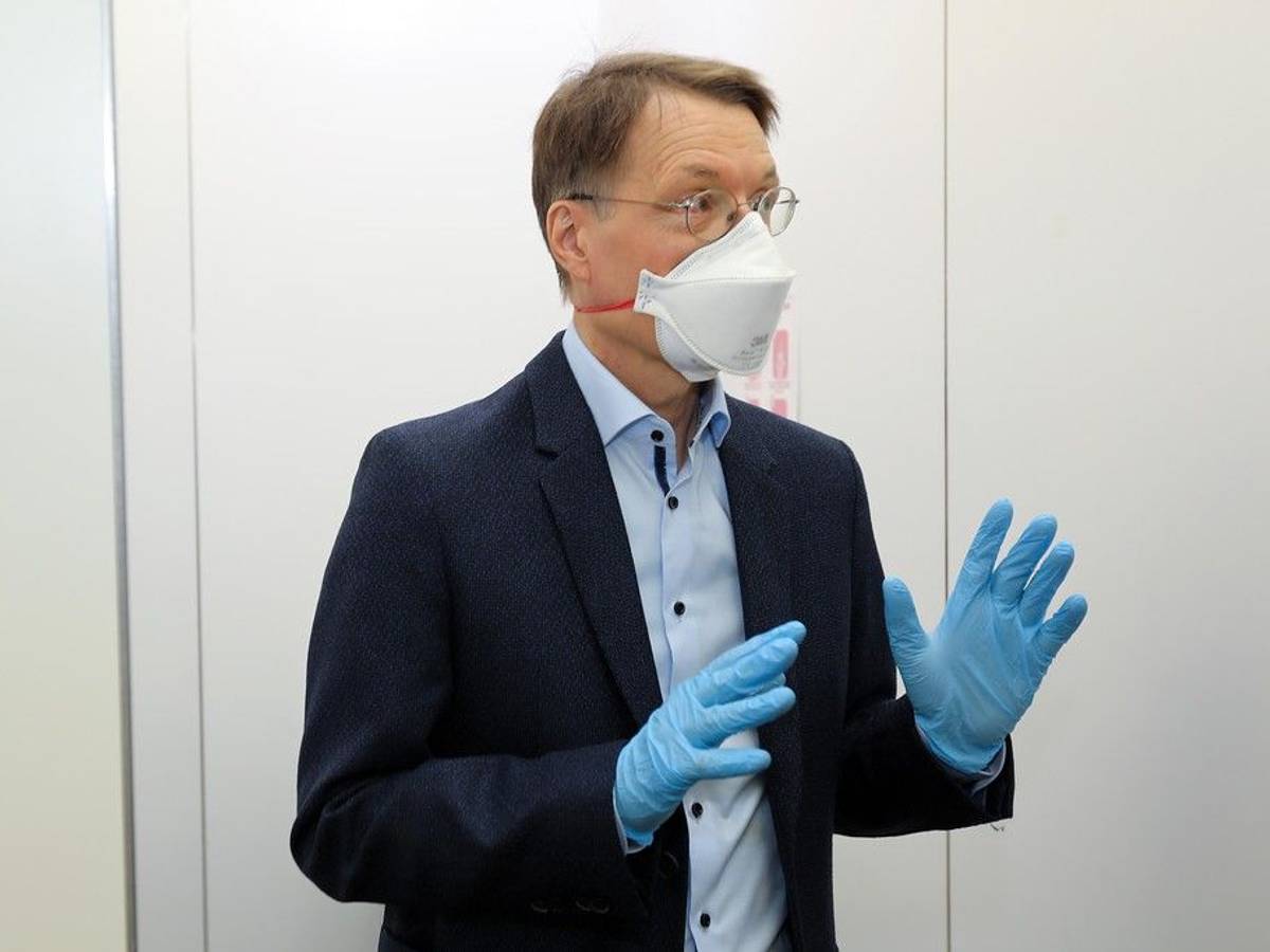 Prof. Dr. Karl Lauterbach, hier beim Besuch einer Teststation in der Kölner City im Juni.