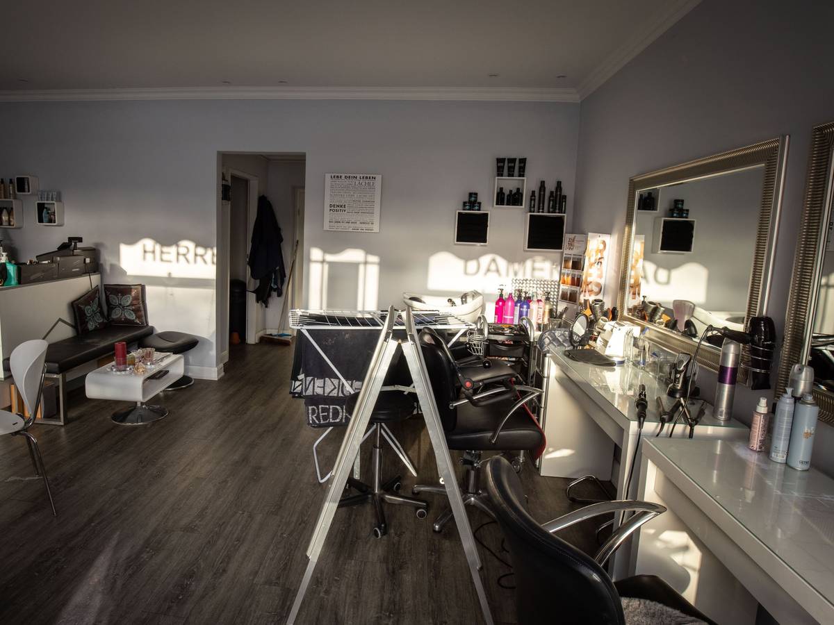 Blick durch das Schaufenster in einen vorübergehend geschlossenen Friseursalon für Damen und Herren. Friseure sollen unter strikten Hygiene-Auflagen ab 1. März wieder öffnen dürfen. +++ dpa-Bildfunk +++
