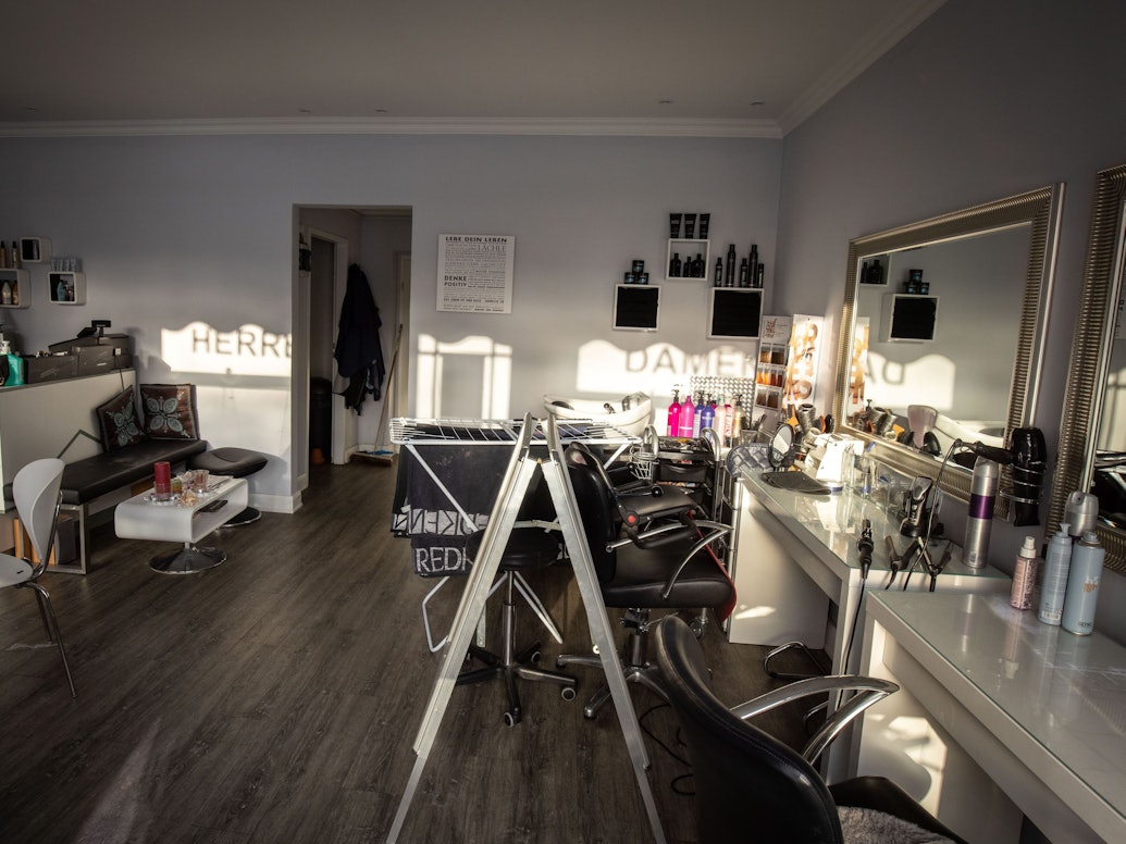 Blick durch das Schaufenster in einen vorübergehend geschlossenen Friseursalon für Damen und Herren. Friseure sollen unter strikten Hygiene-Auflagen ab 1. März wieder öffnen dürfen. +++ dpa-Bildfunk +++