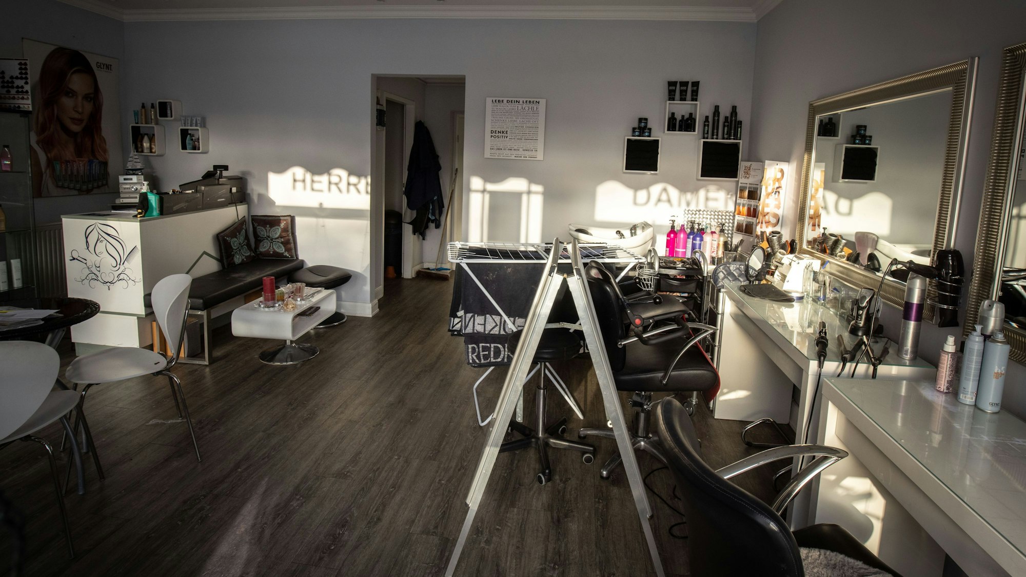 Blick durch das Schaufenster in einen vorübergehend geschlossenen Friseursalon für Damen und Herren. Friseure sollen unter strikten Hygiene-Auflagen ab 1. März wieder öffnen dürfen. +++ dpa-Bildfunk +++