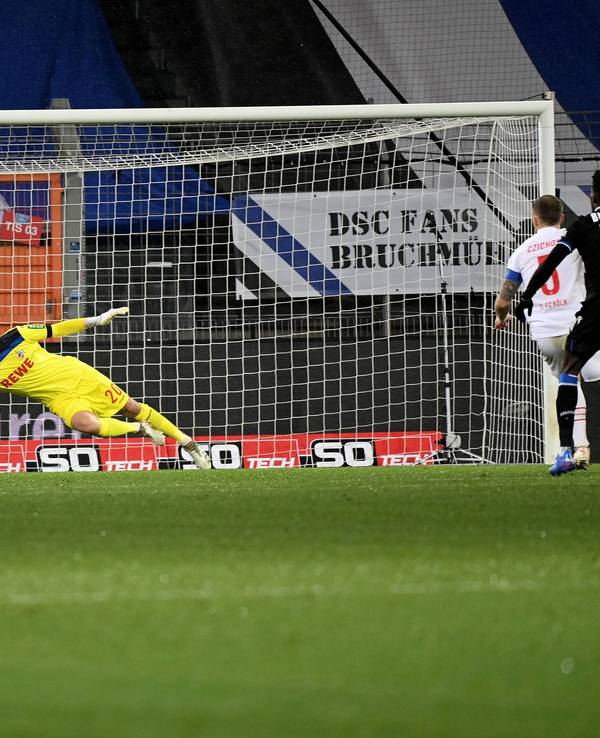 Arminias Lasme (10) überwindet FC-Keeper Schwäbe zum 1:1-Ausgleich in Bielefeld am 4. Dezember 2021.