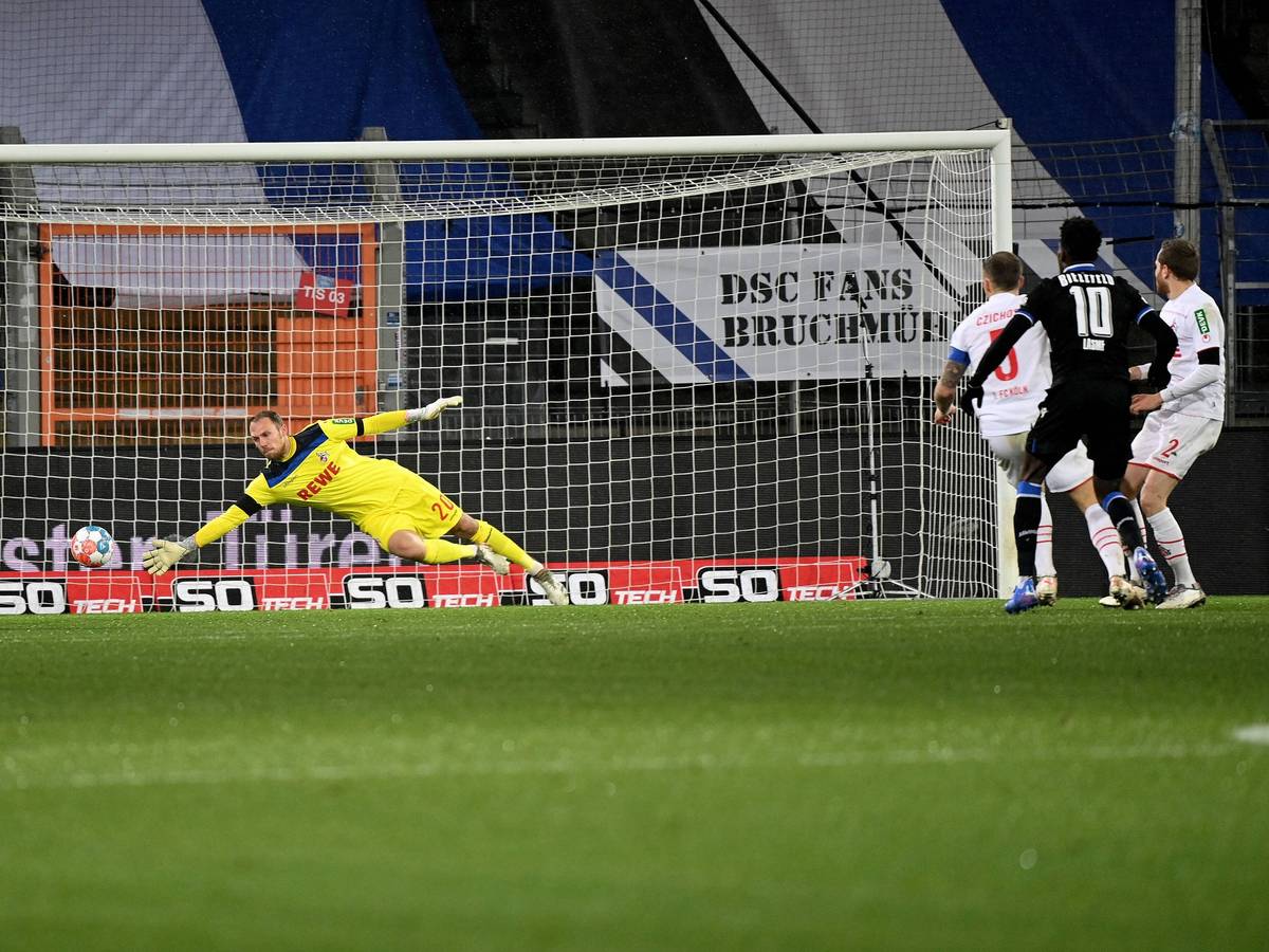 Arminias Lasme (10) überwindet FC-Keeper Schwäbe zum 1:1-Ausgleich in Bielefeld am 4. Dezember 2021.