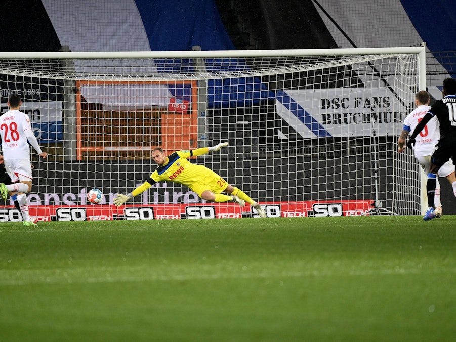 Arminias Lasme (10) überwindet FC-Keeper Schwäbe zum 1:1-Ausgleich in Bielefeld am 4. Dezember 2021.