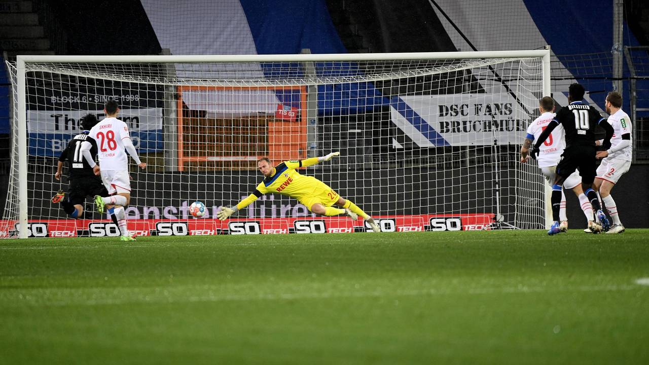 Arminias Lasme (10) überwindet FC-Keeper Schwäbe zum 1:1-Ausgleich in Bielefeld am 4. Dezember 2021.