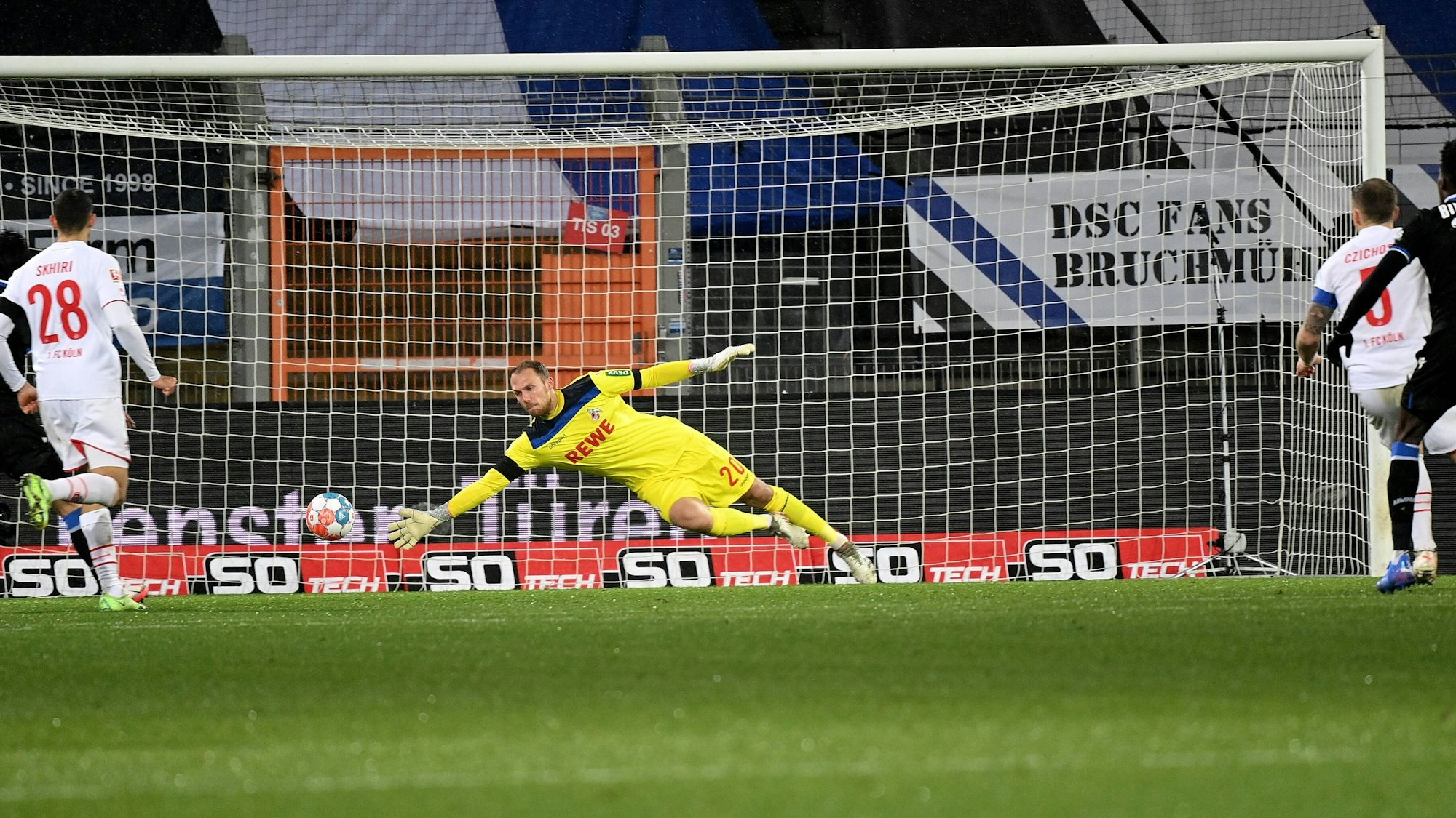 Arminias Lasme (10) überwindet FC-Keeper Schwäbe zum 1:1-Ausgleich in Bielefeld am 4. Dezember 2021.