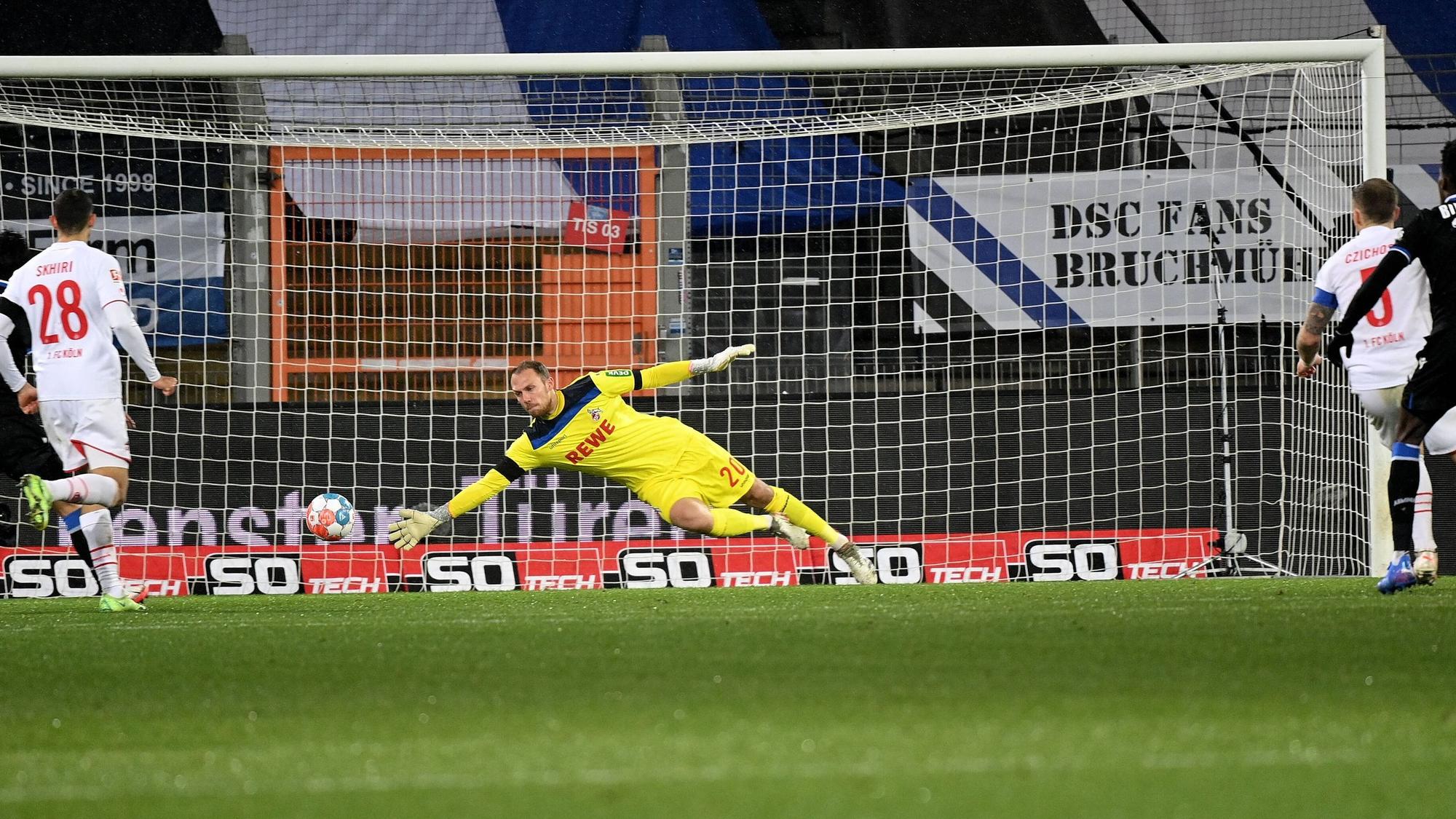 Arminias Lasme (10) überwindet FC-Keeper Schwäbe zum 1:1-Ausgleich in Bielefeld am 4. Dezember 2021.