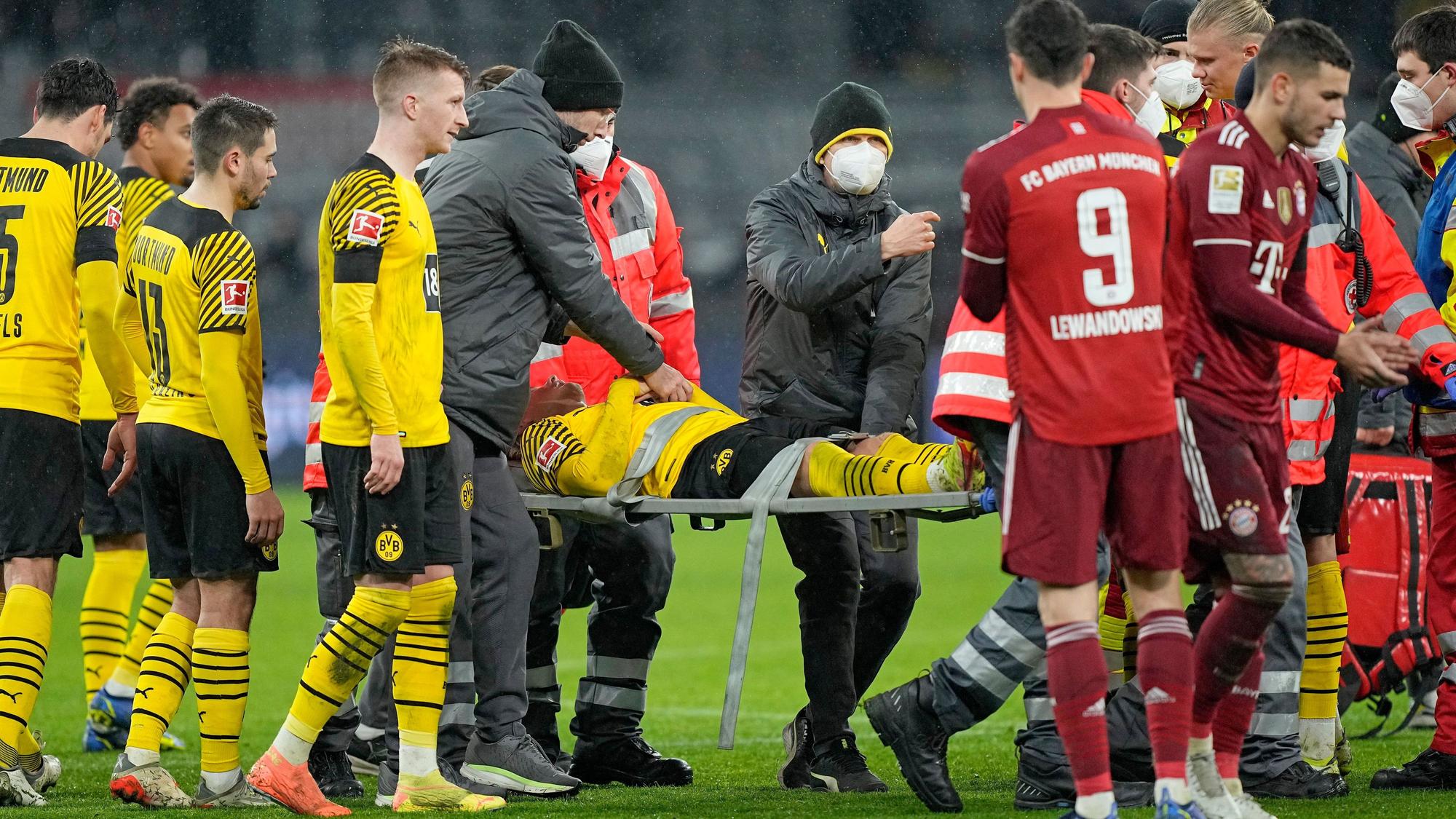 Dortmunds Julian Brandt wird verletzt vom Platz getragen.