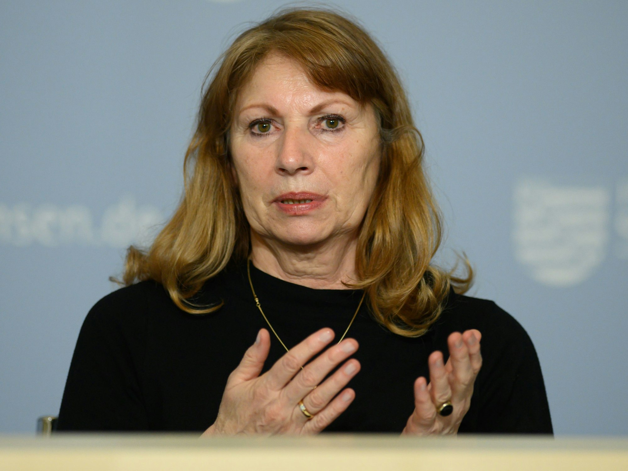 Petra Köpping (SPD) wurde von einem wütenden Mob heimgesucht: Die sächsische Gesundheitsministerin bekam den Hass von Corona-Leugnern zu spüren. Unser Bild zeigt Köpping auf einer Pressekonferenz nach Kabinettssitzung in Sachsen im März 2021.
