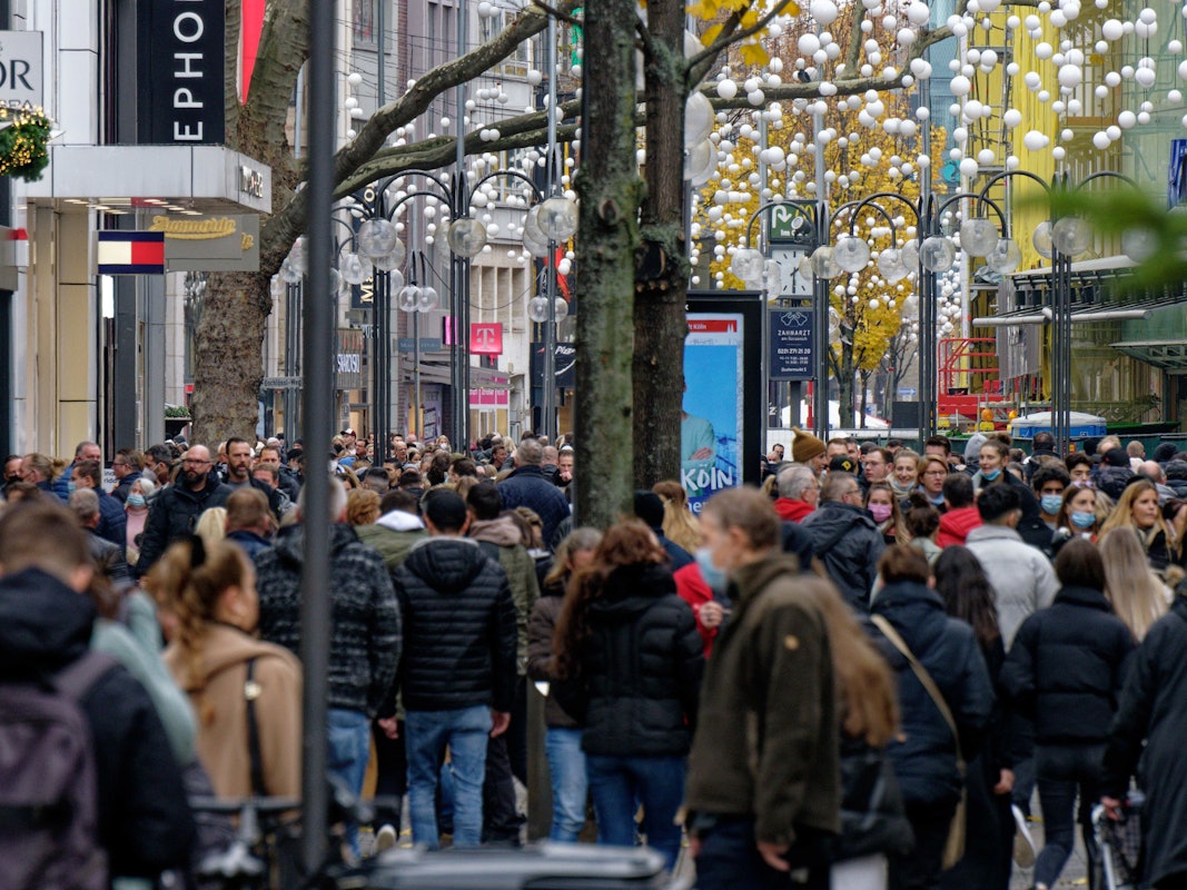 Passanten laufen durch die Schildergasse in der Kölner Innenstadt.
