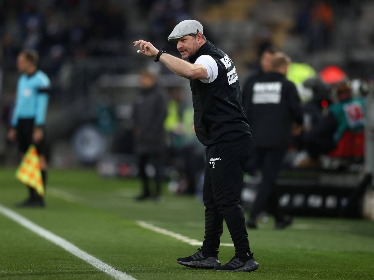 Steffen Baumgart trainiert den 1. FC Köln in Bielefeld.