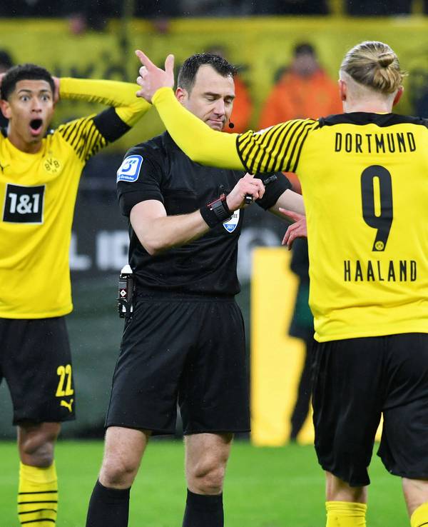 Jude Bellingham, Erling Haaland und Mahmoud Dahoud sind unzufrieden mit Schiedsrichter Felix Zwayer.