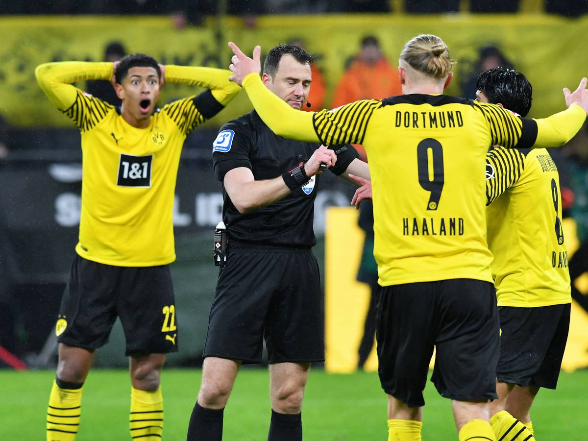 Jude Bellingham, Erling Haaland und Mahmoud Dahoud sind unzufrieden mit Schiedsrichter Felix Zwayer.