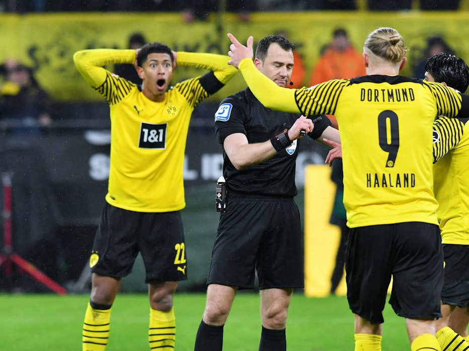 Jude Bellingham, Erling Haaland und Mahmoud Dahoud sind unzufrieden mit Schiedsrichter Felix Zwayer.
