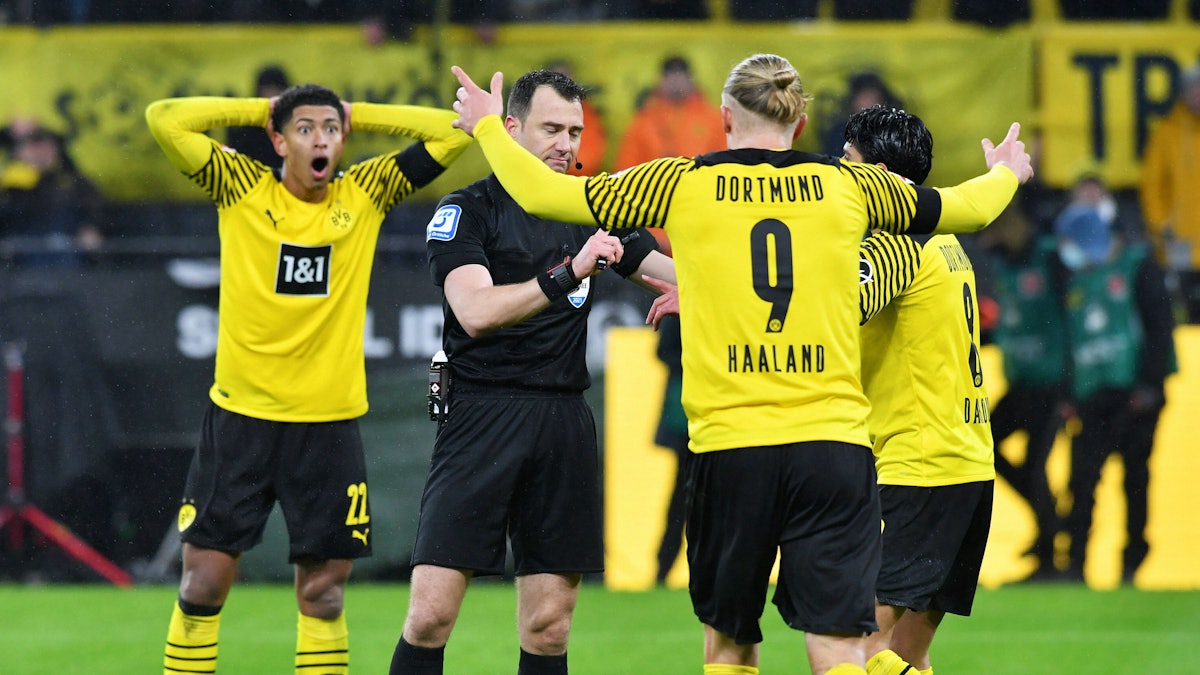 Jude Bellingham, Erling Haaland und Mahmoud Dahoud sind unzufrieden mit Schiedsrichter Felix Zwayer.