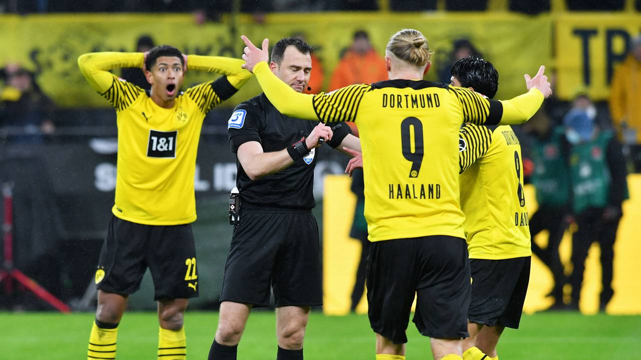 Jude Bellingham, Erling Haaland und Mahmoud Dahoud sind unzufrieden mit Schiedsrichter Felix Zwayer.