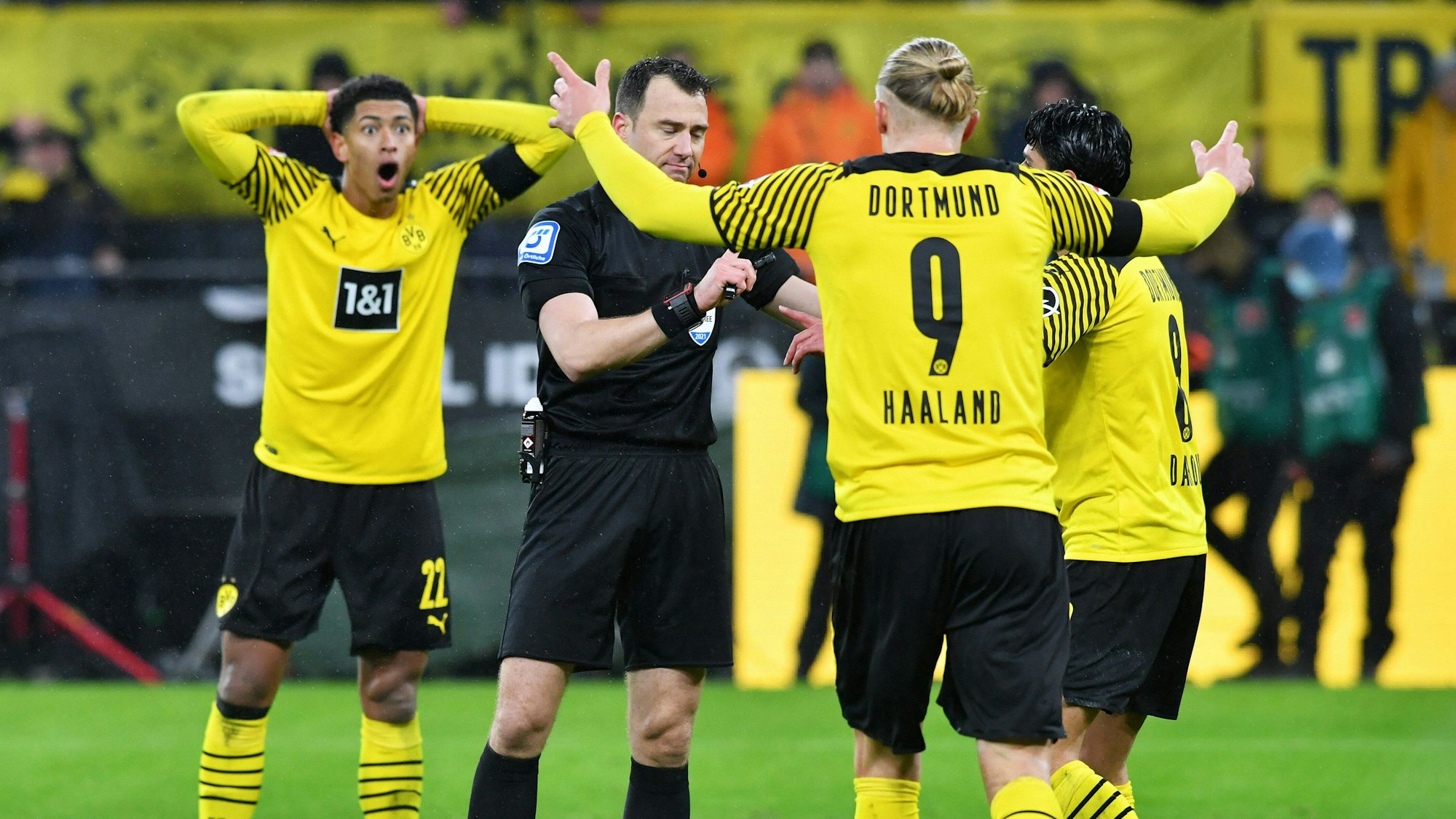 Jude Bellingham, Erling Haaland und Mahmoud Dahoud sind unzufrieden mit Schiedsrichter Felix Zwayer.