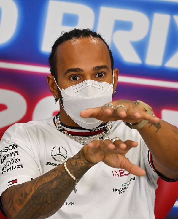 Lewis Hamilton: Auch wenn er beim Dschidda Corniche Circuit den anderen davongerast ist, plagen ihn Sorgen. Damit ist er nicht allein... Unser Bild zeigt Hamilton vor dem Grand Prix von Katar im November 2021.