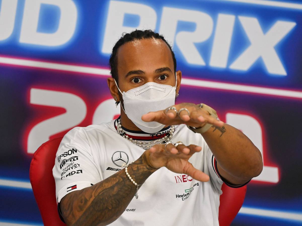 Lewis Hamilton: Auch wenn er beim Dschidda Corniche Circuit den anderen davongerast ist, plagen ihn Sorgen. Damit ist er nicht allein... Unser Bild zeigt Hamilton vor dem Grand Prix von Katar im November 2021.